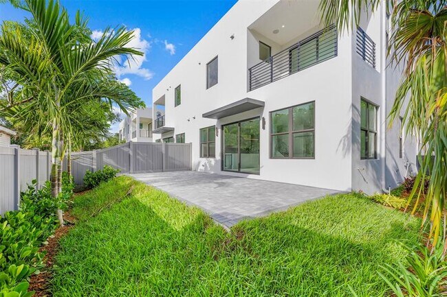 Building Photo - 3294 SW 15th Ave