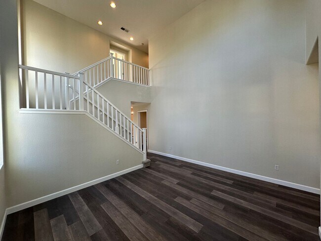 Building Photo - Beautiful 4 Bedroom, 2.5 Bath Tracy Home /...
