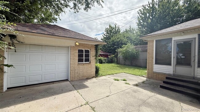 Building Photo - 24290 Eastwood St