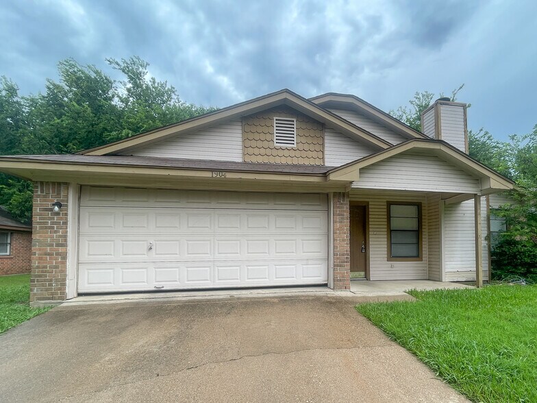 Building Photo - 1904 Ramada Dr