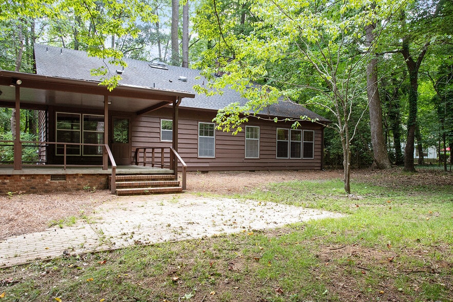 Back entrance and screened porch - 2152 Lakeshore Ct