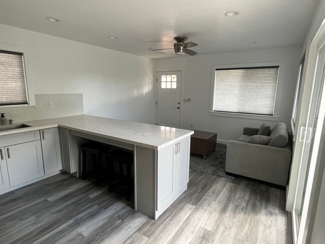 Building Photo - R00241