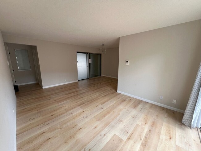 Building Photo - UPDATED TOWNHOME, COMMUNITY POOL, BRIGHT R...