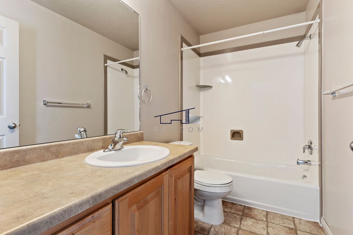 Building Photo - 1077 1675 S