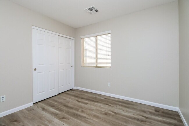 Building Photo - 1161 E Lakeview Dr