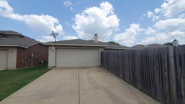 Building Photo - Spacious Lancaster Home!  Move in ready