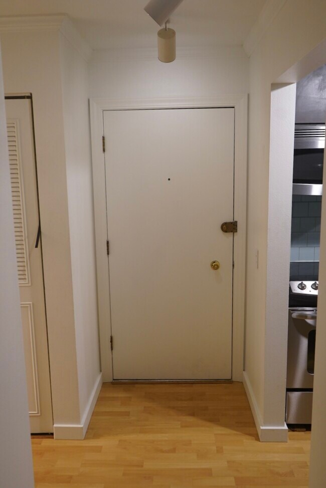 Building Photo - 2550 Thorndyke Ave W