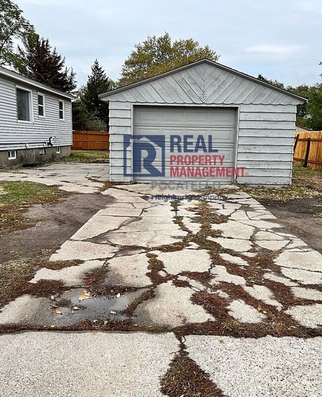 Building Photo - 4 bedroom 2 bath - 1 Car Detached Garage -...