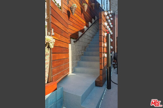 Building Photo - 472 Rosecrans Ave