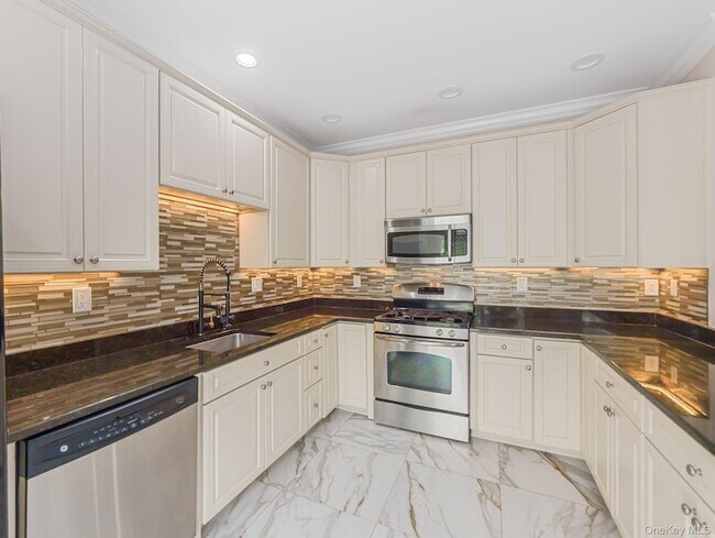 Building Photo - 1115 Balsam Dr