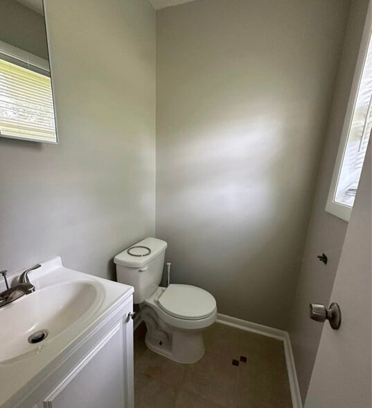 Building Photo - 1015 Routon Dr SW