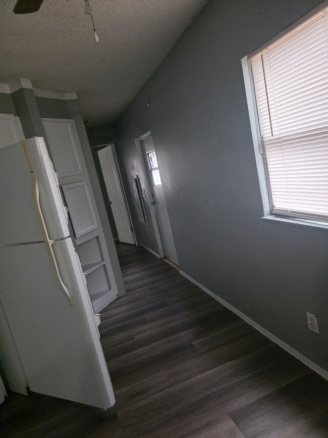 Building Photo - 711 Hillside Dr