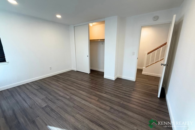 Building Photo - Bright 2 Bedroom, 1.5 Bathroom Home with O...