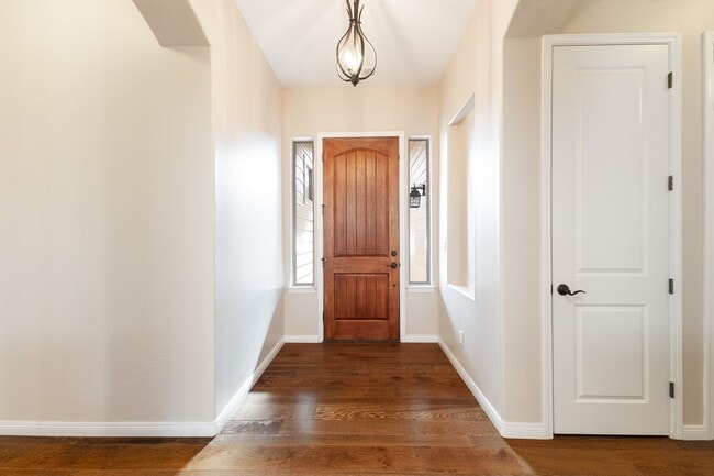 Building Photo - 4 Bedroom, 2 Bathroom Home in Timber Ridge