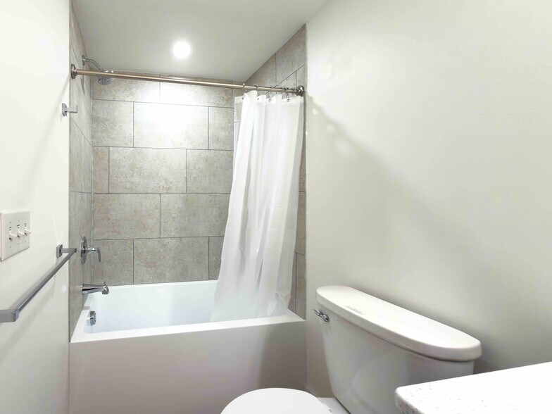 Tub/shower - 517 18th St