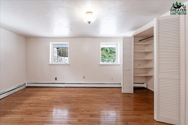 Building Photo - Large 3 bedroom 2 bath 2 car garage with s...