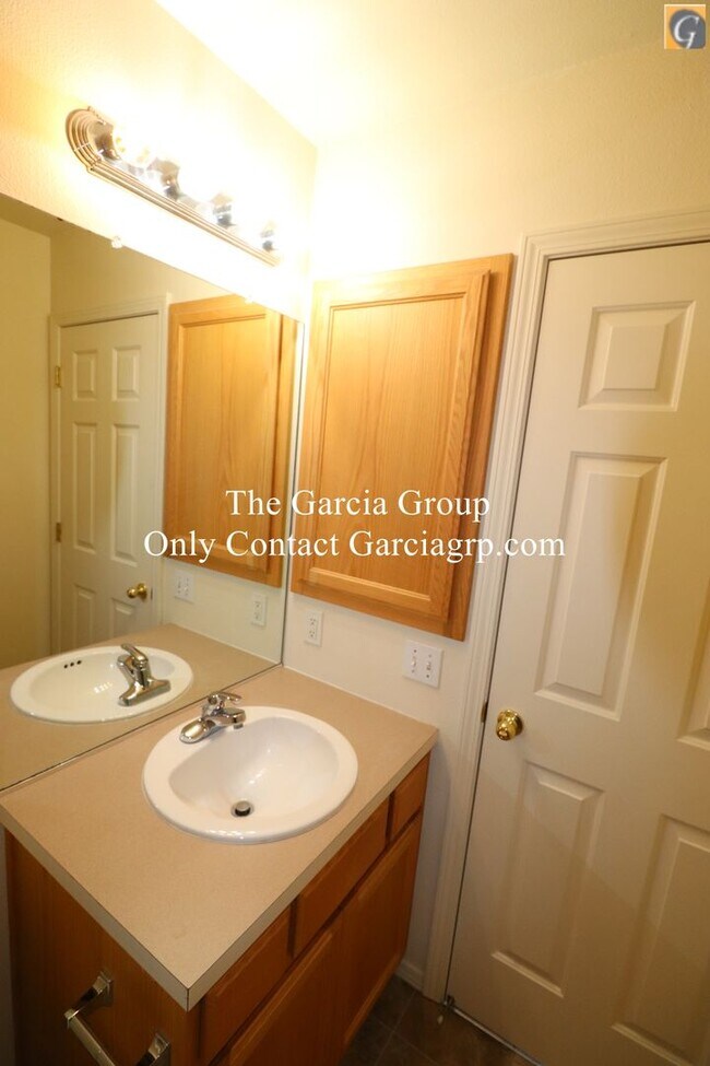 Building Photo - Great 4 bedroom 2.5 bathroom Single Family...