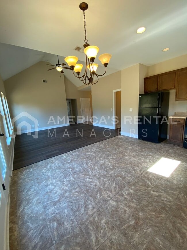 Building Photo - 102 Appaloosa Wy