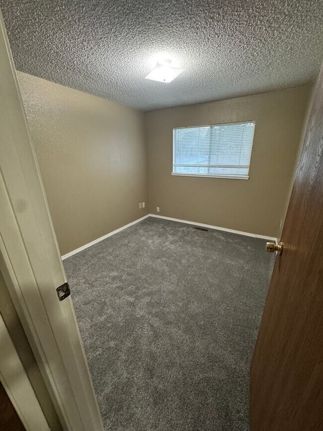 Building Photo - Spacious Covington Home with all New Appliances, Fresh Paint and Large Fenced Yard!