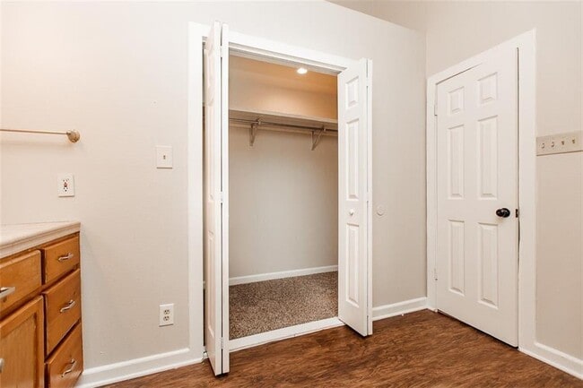 Building Photo - 208 S Cougar Ave