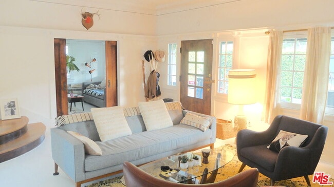 Building Photo - 2417 Walgrove Ave