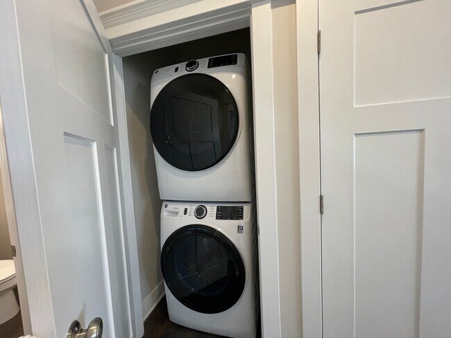 Building Photo - New 2 Bedroom 2 Bathroom Flat in Ralston