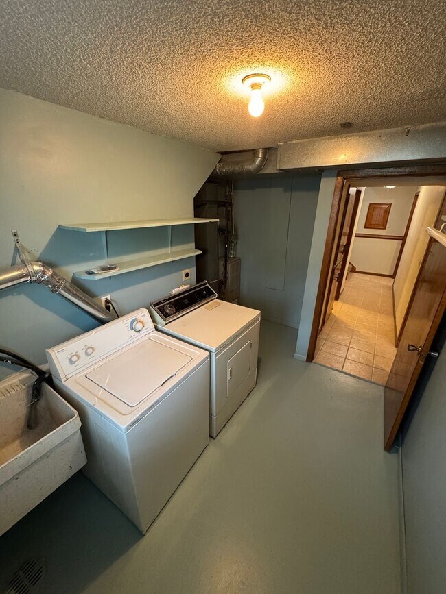 Building Photo - 2 Bed 1.5 Bath, Yard and shed, 2 Off stree...