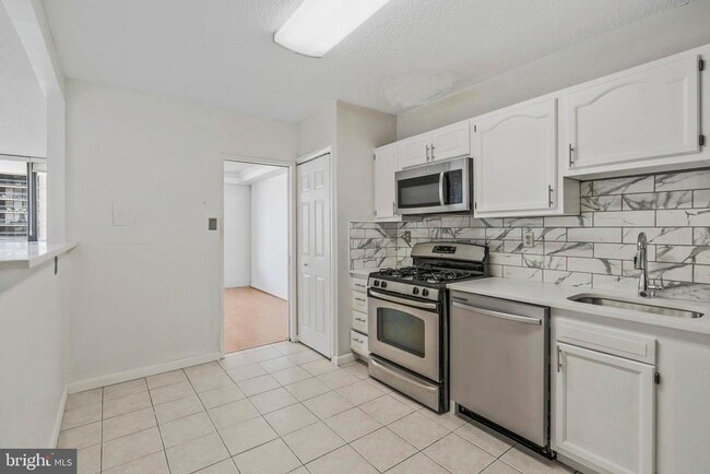 Building Photo - 3701 S George Mason Dr