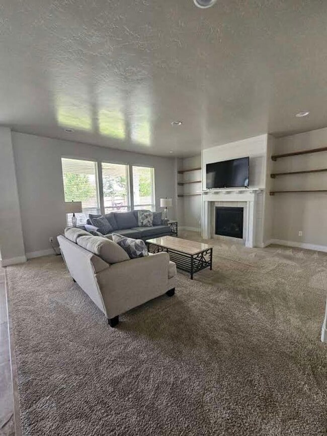 Building Photo - Ready now this beautiful 3 Bedroom Upscale...