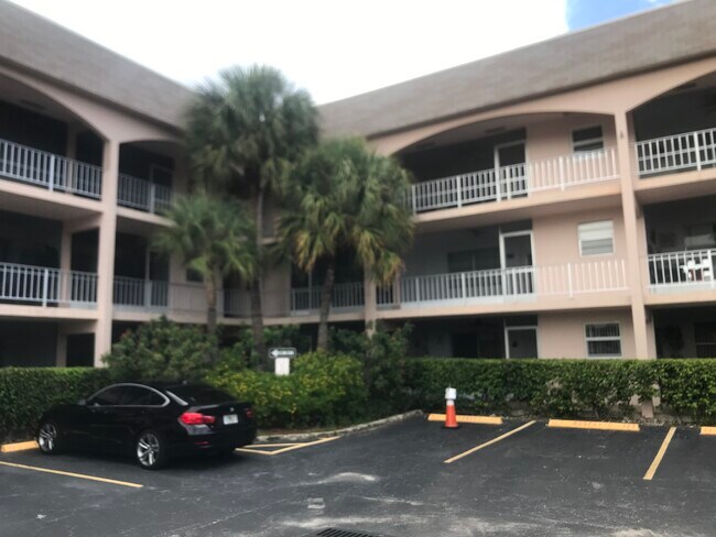 Building Photo - 501 Blue Heron Dr