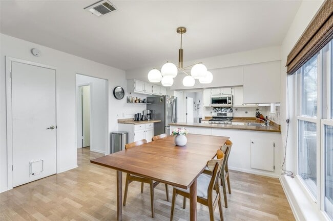 Building Photo - 4002 Biscay Dr