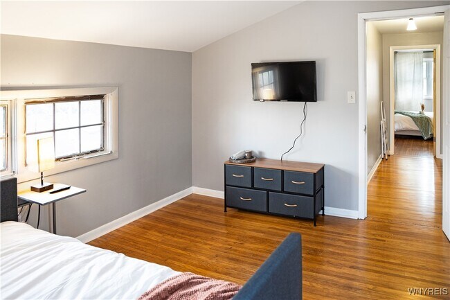 Building Photo - 193 Thistle Lea