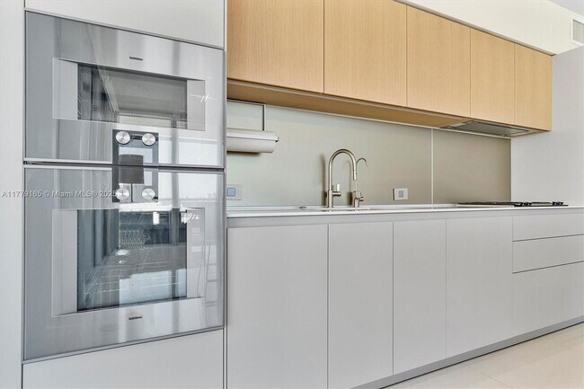 Building Photo - 3737 Collins Ave