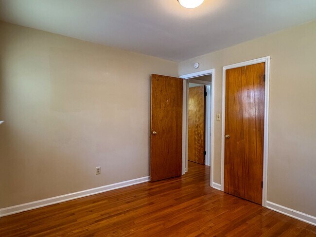 Building Photo - 1004 S Park Dr