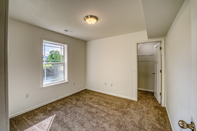 Building Photo - 220 E Sunset Cove Ln