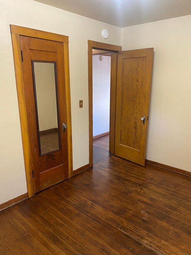 Building Photo - Charming 2bdrm 1 bath house with garage and fenced yard
