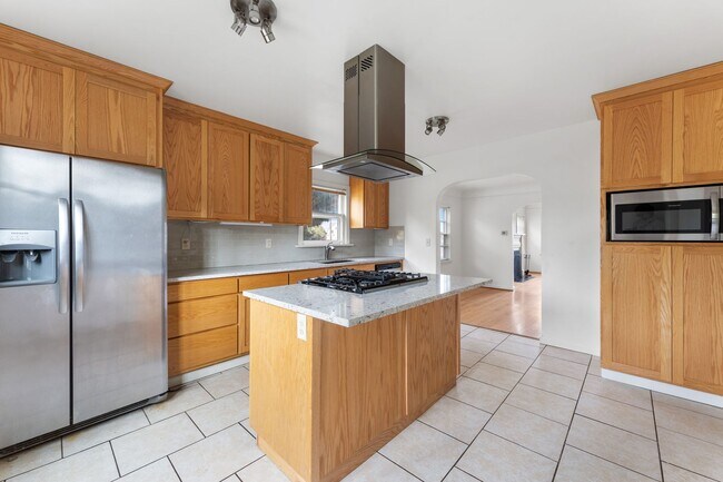 Building Photo - Spacious 6 Bed 2 Bath Home- N Portland Charmer!