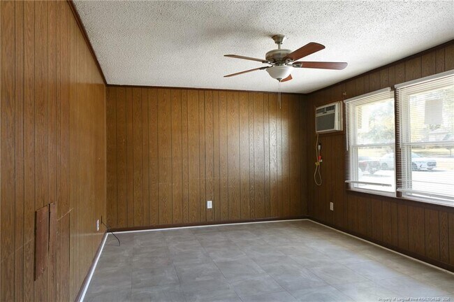 Building Photo - 1045 Rulnick St