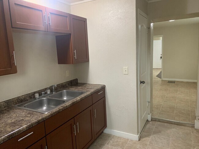 Building Photo - 352 Catherine St