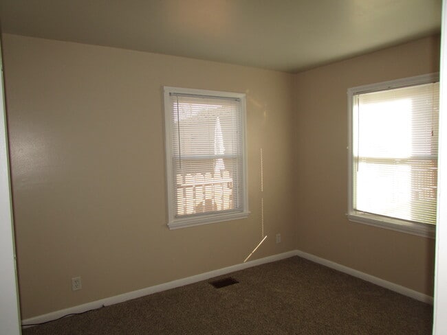 Building Photo - 2 BEDROOM | 1 BATH | SINGLE GARAGE | ROBBINSDALE | 12 MONTH LEASE