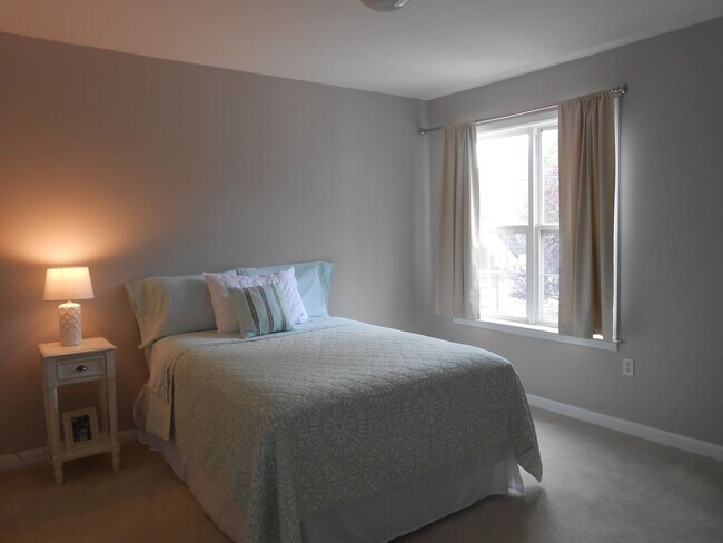 Building Photo - Beautifully Updated Townhome in Prime Carrboro Location – Walk to Downtown & Weaver Street Market