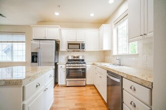 Building Photo - 2/2.5 bth Townhome + Garage + A/C + W/D + Balcony + Pets Welcome!!