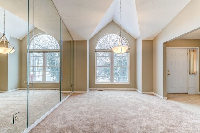 Building Photo - SPACIOUS 3 BEDROOM 2 BATH W/2 CAR GARAGE