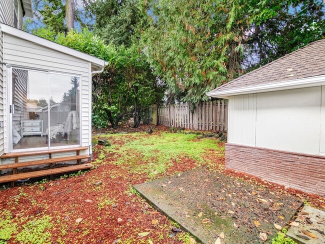 Building Photo - MID-CENTUTY MODERN 4 BEDROOM/2 BATH HOME-MUST SEE TO APPRECIATE!!