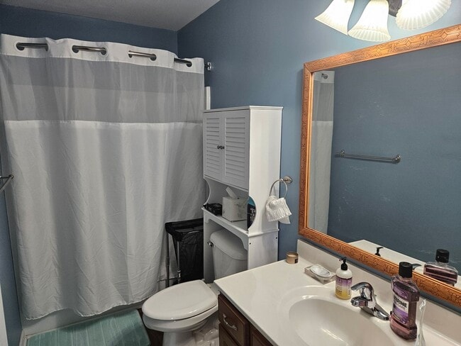 Building Photo - Beautiful unfurnished 4 bedroom, 2.5 bath ...