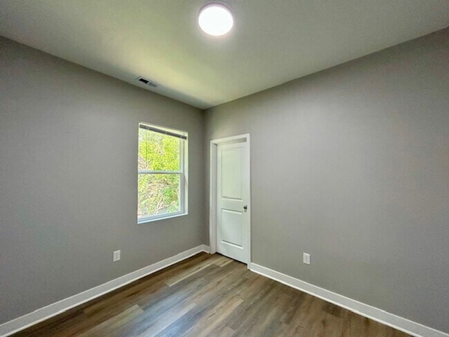 Building Photo - Charming 3-Bedroom 2 Bathroom Duplex in th...