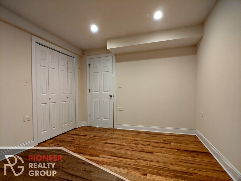 Building Photo - 1129 W Oakdale Ave