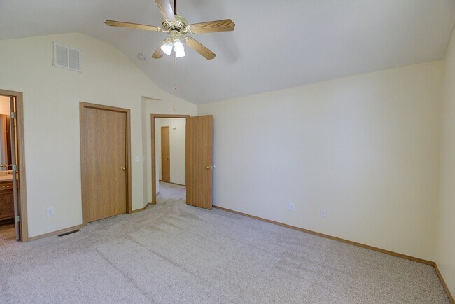 Building Photo - 3 Bedroom in Republic Schools!