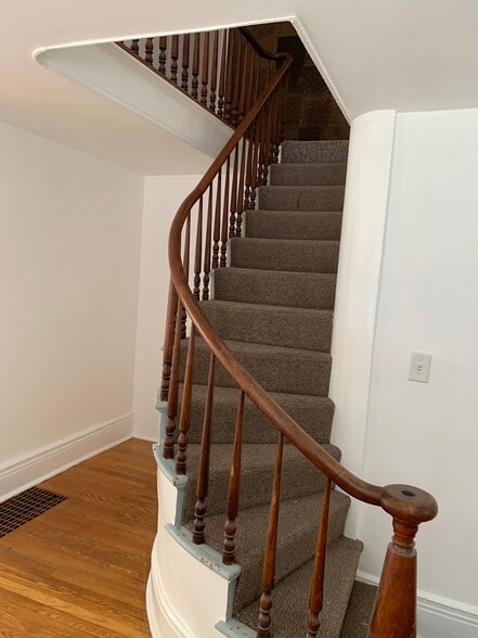 Building Photo - 107 Woodward St