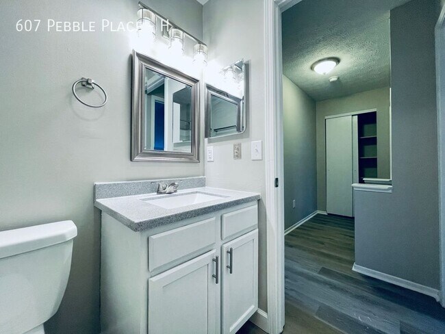 Building Photo - 607 Pebble Pl Dr
